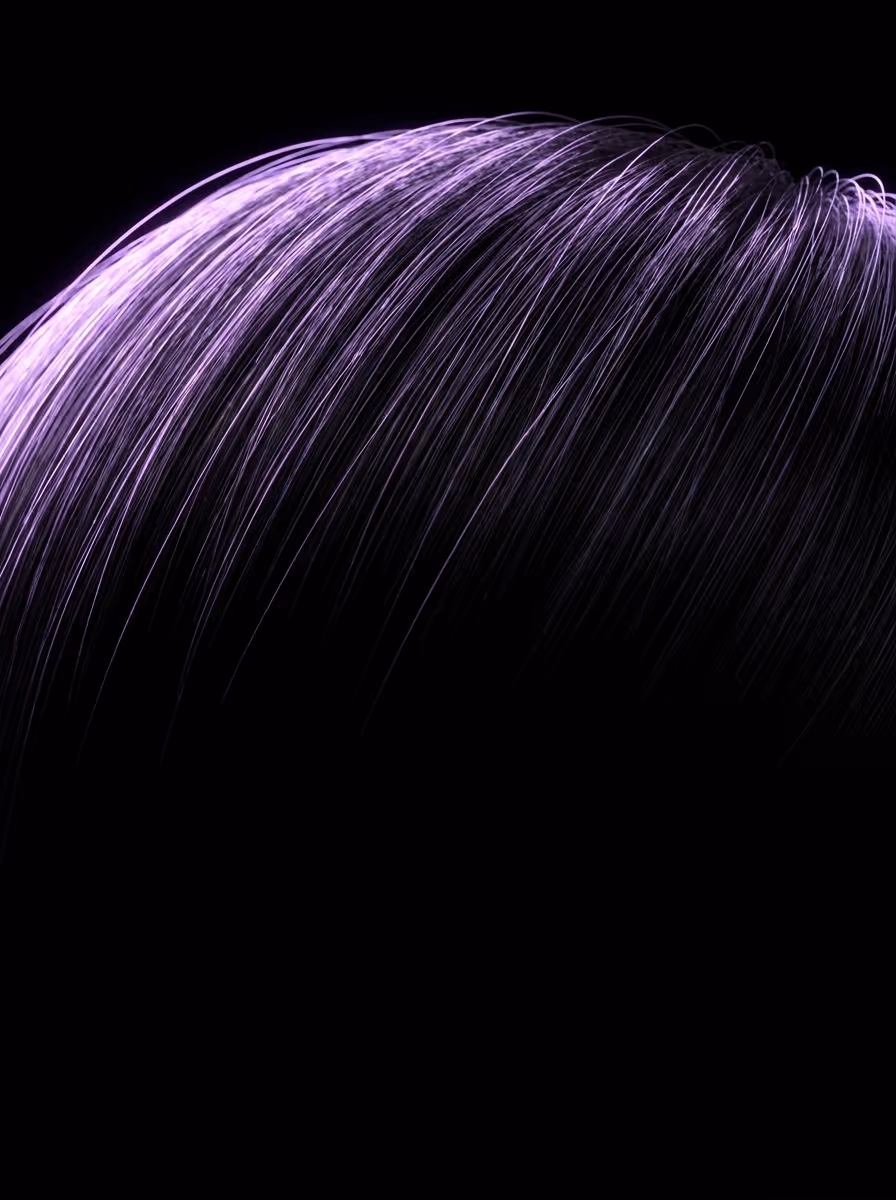 Primer plano de masa de cabello con destellos lavanda brillantes en bordes de hebras paralelas.